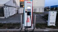 Spuštění dobíjení elektromobilů je nejjednodušší pomocí čipu. Ten je však nutné u konkrétní společnosti objednat a zpravidla nebývá zadarmo. Jednodušší je využití mobilní aplikace.