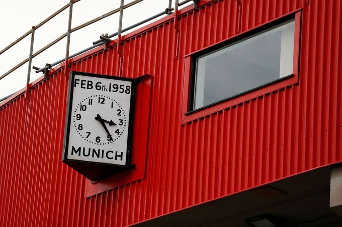 Hodiny na stadionu Manchesteru United dodnes připomínají čas mnichovské katastrofy.