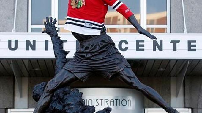 Obrazem: Chicago žije finálem NHL. Dres a brusle nosí i socha Jordana