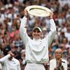 Markéta Vondroušová s trofejí pro vítězku Wimbledonu 2023