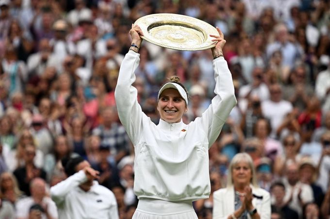 Markéta Vondroušová s trofejí pro vítězku Wimbledonu 2023