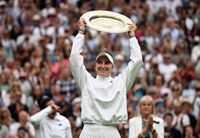 Markéta Vondroušová s trofejí pro vítězku Wimbledonu 2023