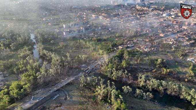 Záběr z dronu na Vovčansk, pořízený 2. června