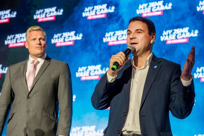Europoslanec Filip Turek (nalevo) a předseda Motoristů sobě Petr Macinka (napravo)