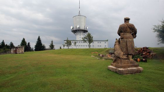 Foto: Stesk po ostnatém drátu nekončí. Pohraničníci mají sochu soudruha z lapidária a řeší, kam s ní