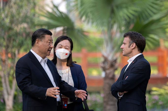 Francouzský prezident Emmanuel Macron (vpravo) se svým čínským protějškem Si Ťin-pchingem.