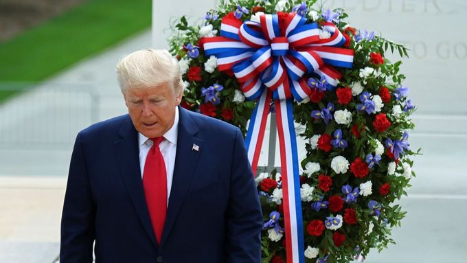 Americký prezident Donald Trump na Arlingtonském hřbitově.