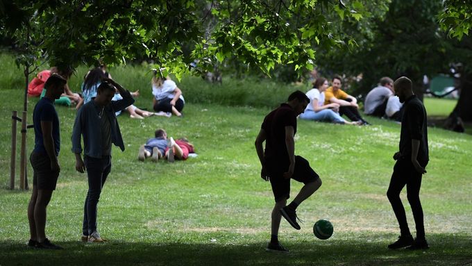 Fotbálek v parku svatého Jakuba v Londýně (1. června 2019)