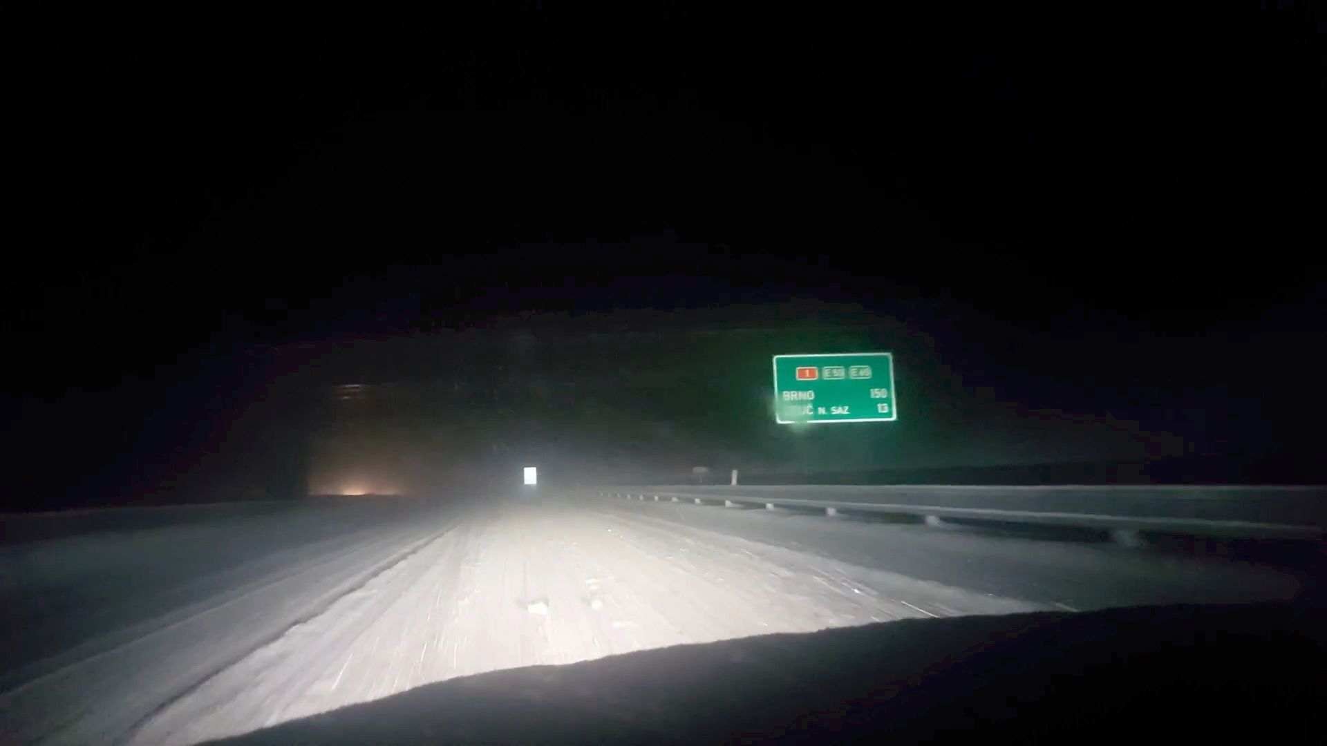 Sněhová kalamita na dálnici D1. Sníh silničáři nestačili odhrabávat