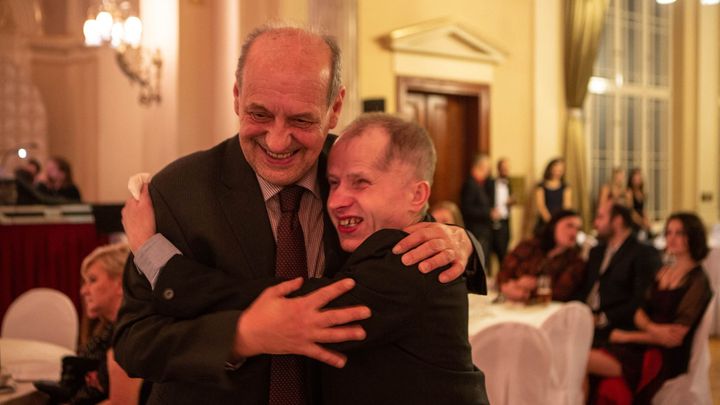Žofín uvítal ples lidí bez domova. Oblečení jim darovala Emma Smetana i Karel Janeček