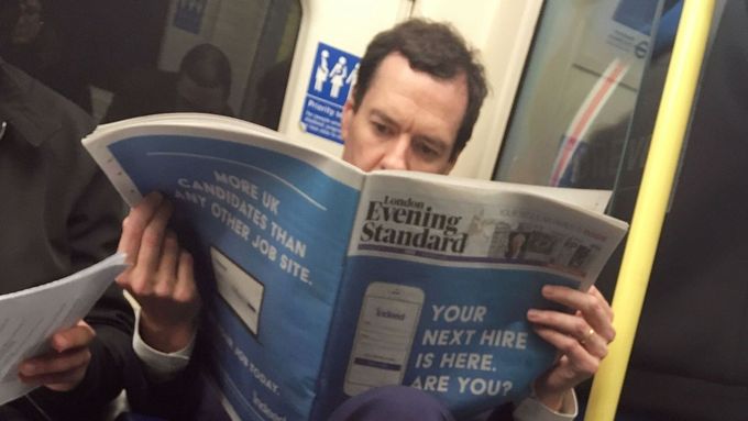 Exministr financí George Osborne pročítá v londýnském metru Evening Standard. Jeho přestup do šéfredaktorského křesla poškozuje důvěru v média i politiku.