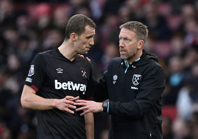 Tomáš Souček a Graham Potter při zápase West Hamu na hřišti Arsenalu