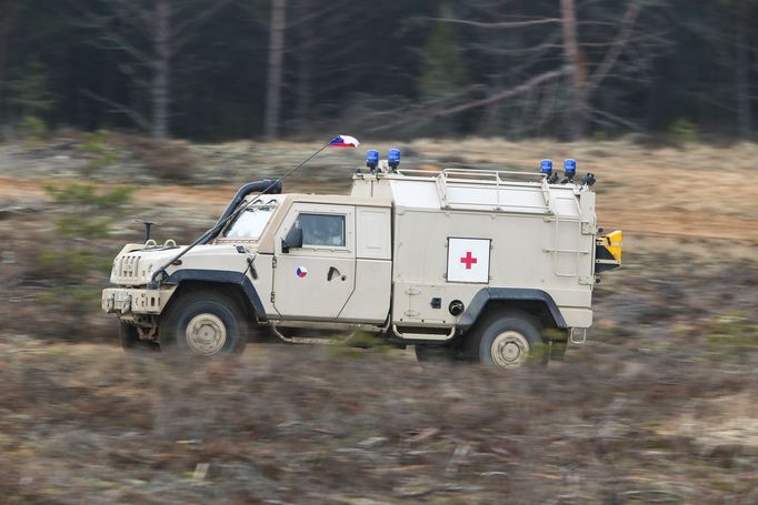 Vůz Aveco, vojenská ambulance.