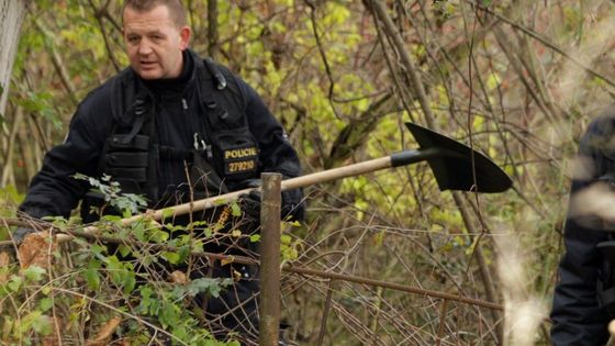 Desítky policistů pátrají po zmizelé Aničce