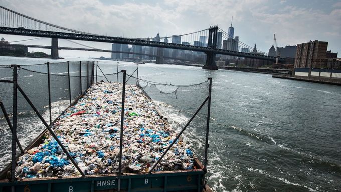 New York prohrává boj s odpadem. Tokio to zvládá, říká fotograf, který vyhrál World Press Photo
