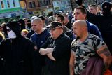 Extremisté poslouchají projevy maskovaných řečníků na náměstí Míru v Litvínově.