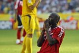 Trinidadský fotbalista Cornell Glen zklamaně klečí po neproměněné šanci v zápase skupiny B proti Švédsku.