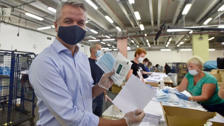 SÚKL: Situace ohledně distribuce roušek je vážná, Hamáček zvažuje trestní oznámení
