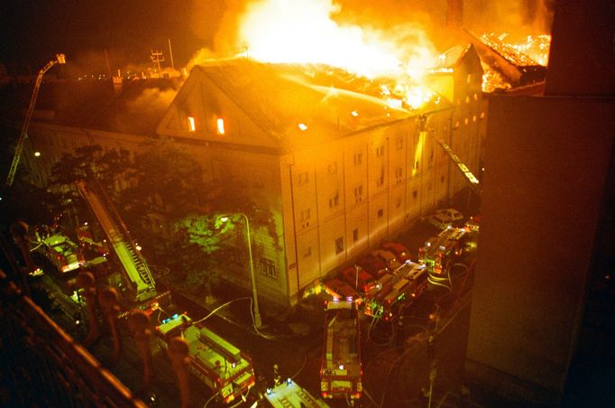 Požár Vinohradského pivovaru v Praze, ke kterému došlo  28. srpna roku 2000. Archivní snímek z historie Hasičského záchranného sboru v Praze.