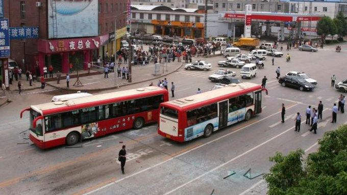 Bomby vybuchly ve dvou autobusech linky 54 v rozmezí jedné hodiny