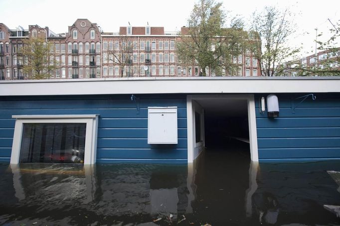 Potopený houseboat.