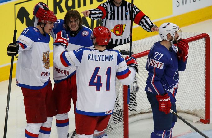 Russia's Yevgeni Malkin (C) celebrates his goal with team mates Viktor Tikhonov and Nikolai Kulyomin as France's Baptiste Amar (R) reacts during the second period of thei