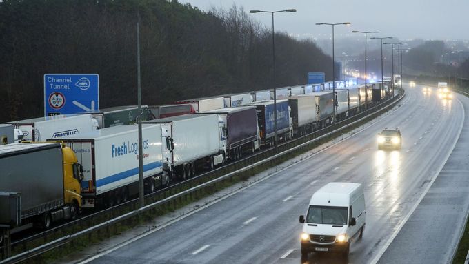 Na hranicích s Británií uvízly stovky českých kamionů. Fronta aut poblíž přístavní město Dover v anglickém hrabství Kent