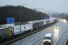 Na hranicích s Británií uvízly stovky českých kamionů, na jihu země panuje chaos