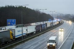 Na hranicích s Británií uvízly stovky českých kamionů, na jihu země panuje chaos