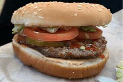 O třetinu menší než v reklamách. Burger King čelí žalobě kvůli velikosti porcí