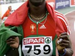 Portugalský sprinter Francis Obikwelu slaví titul mistra evropy v běhu na 100 metrů.