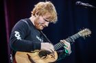 Recenze: Ed Sheeran navázal na Nedvědy. 80 tisícům lidí zpíval jako u táboráku