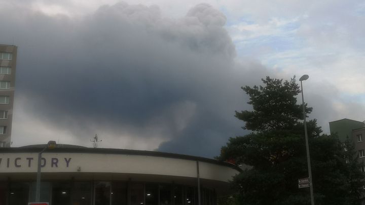 V pražské Uhříněvsi hoří hala, hasiči zatím požár nemají pod kontrolou; Zdroj foto: Aktuálně.cz