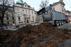 Zemědělci před úřadem vlády zablokovali dopravu, vysypali tam slámu i hnůj