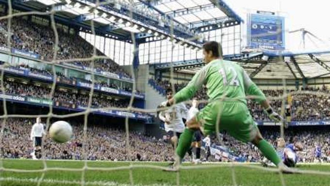 Brankář Radek Černý z Tottenhamu právě inkasuje gól od hráče Chelsea Franka Lamparda ve čtvrtfinále Anglického poháru.