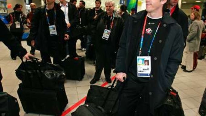 Kapitán hokejového týmu Kanady Joe Sakic přijíždí se svými spoluhráči do Turína.