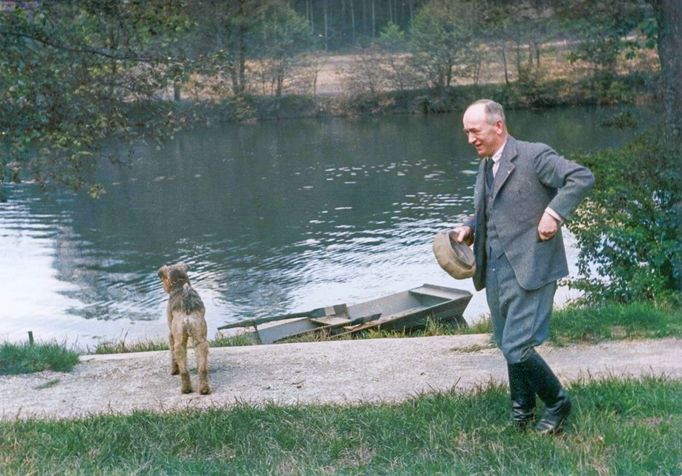 Edvard Beneš se psem na zahradě své vily v Sezimově Ústí ve 30. letech. Kolorováno