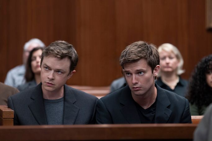 Dane DeHaan jako Clayton a Patrick Schwarzenegger v roli Todda.