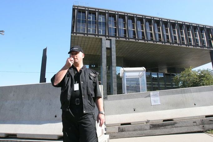 Hlídka před budovou bývalého Federálního shromáždění nad pražským Václavským náměstím.