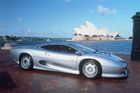 V roce 1991 šlo o nejrychlejší produkční auto na světě. Jaguar XJ220 s dvakrát přeplňovaným šestiválcem pohánějícím zadní kola je dodnes fascinujícím autem na úrovni Bugatti Veyron a dalších supersportů. I tento dnes vyhledávaný sběratelský supersport ale má díly z obyčejného citroënu. Podívejte se dobře na zpětná zrcátka.