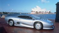 V roce 1991 šlo o nejrychlejší produkční auto na světě. Jaguar XJ220 s dvakrát přeplňovaným šestiválcem pohánějícím zadní kola je dodnes fascinujícím autem na úrovni Bugatti Veyron a dalších supersportů. I tento dnes vyhledávaný sběratelský supersport ale má díly z obyčejného citroënu. Podívejte se dobře na zpětná zrcátka.