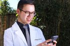 Mladý doktor buduje armádu lékařů, chce bojovat proti zdravotním bludům na Instagramu