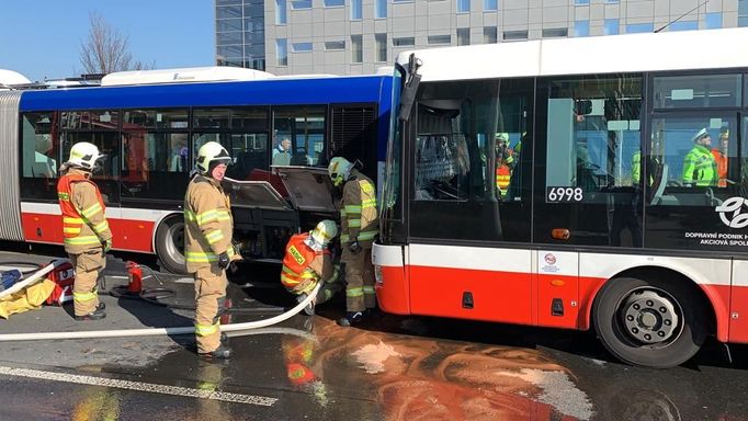 Nehoda dvou autobusů u Letiště Václava Havla v Praze.