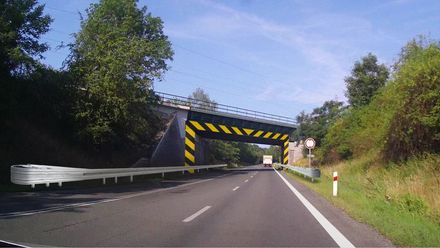 Náraz do stromu nebo mostu má na svědomí pětinu mrtvých. Expert ukázal, jak to změnit