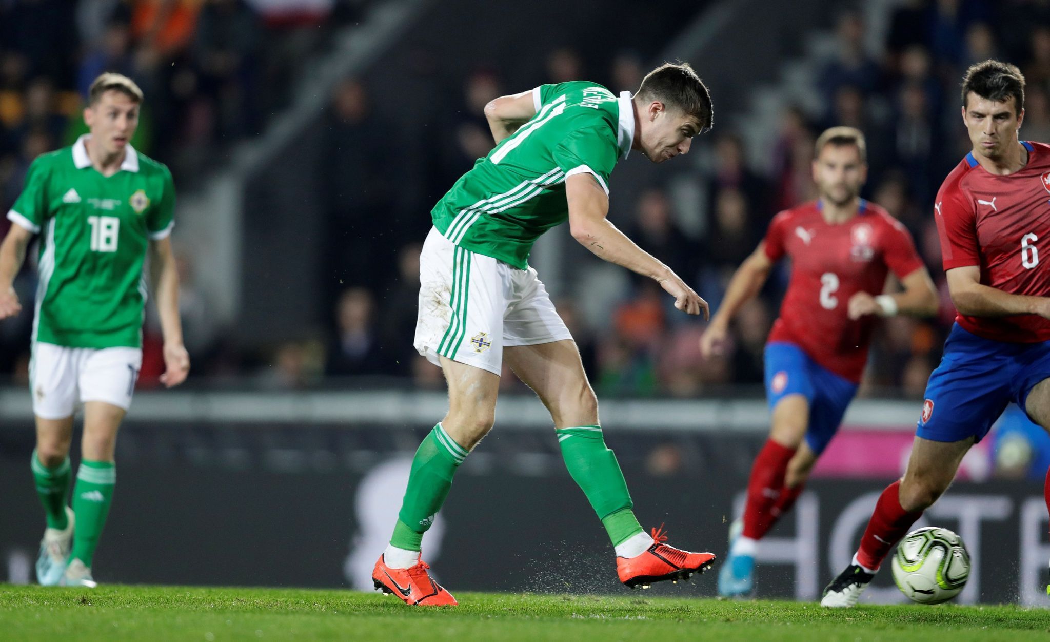 Paddy McNair dává gól v zápase Česko - Severní Irsko