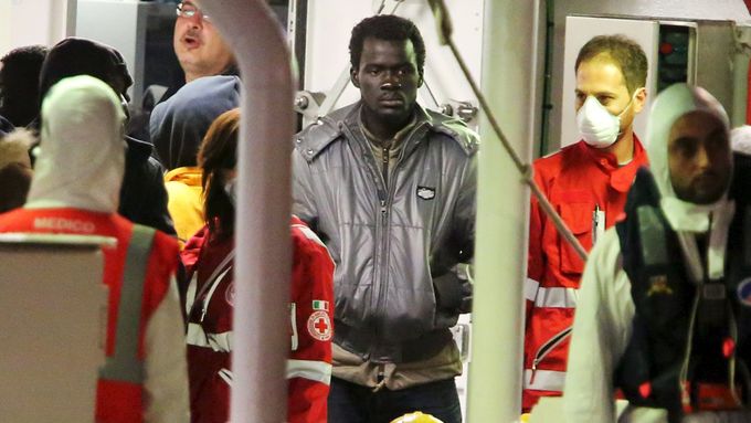 Jeden z přeživších. Tři desítky uprchlíků, kteří byli na palubě potopené lodě, dovezla do Itálie pobřežní stráž.