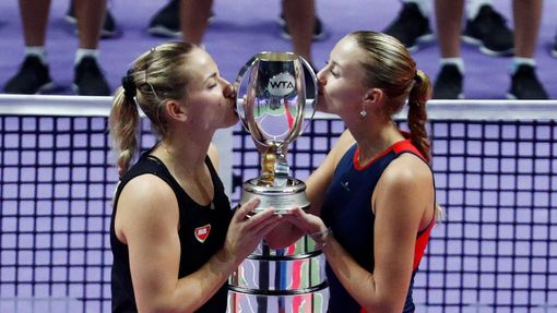 Finále Turnaje mistryň 2018: Tímea Babosová (vlevo) a Kristina Mladenovicová s trofejí pro vítězky