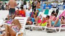 Florida News - March 17, 2013 March 17, 2013 - St. Pete Beach, Florida, U.S. - The 70 degree temperature, winds and cloudy skies kept a majority of spring breakers away from area beaches this weekend. Despite the cooler weather people enjoyed a Sunday afternoon at Caddy's.