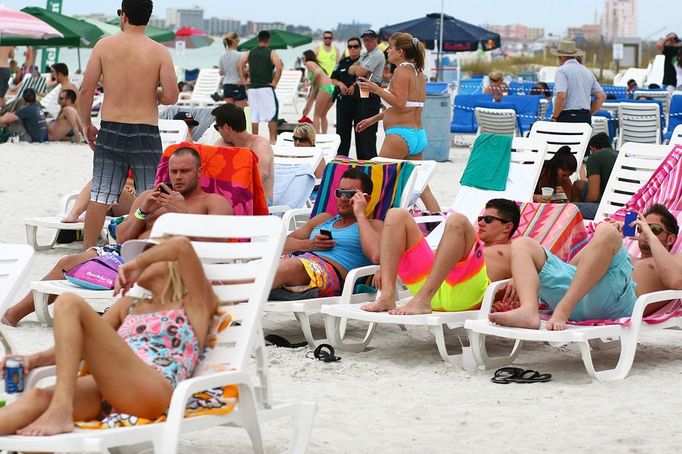 Florida News - March 17, 2013 March 17, 2013 - St. Pete Beach, Florida, U.S. - The 70 degree temperature, winds and cloudy skies kept a majority of spring breakers away from area beaches this weekend. Despite the cooler weather people enjoyed a Sunday afternoon at Caddy's.