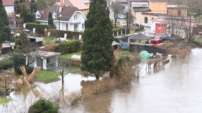 V Lokti na Sokolovsku zaplavila řeka Ohře část zahrad (snímek z 24. 12. 2023).